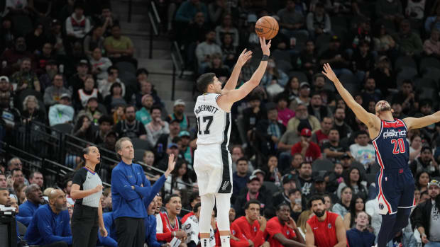 Doug McDermott shoots